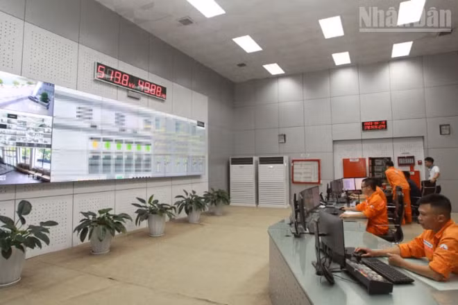 Công ty Thủy điện Sơn La thông báo để bảo đảm an toàn vận hành, từ 16 giờ ngày 6/10, nhà máy mở 1 cửa xả đáy hồ thủy điện Sơn La.