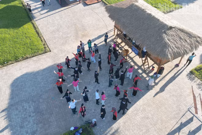 Giữa Quảng trường Tây Bắc là khu vực giới thiệu không gian văn hóa dân tộc Lào-Khơ Mú.