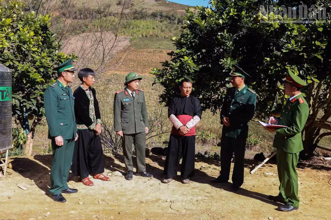 Lực lượng công an Sơn La phối hợp với các Đồn Biên phòng Sơn La tuyên truyền, vận động người dân khu vực biên giới giao nộp vũ khí tự chế.