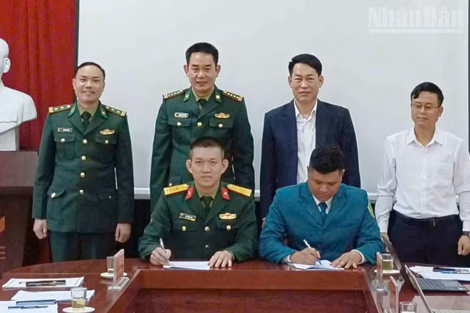 Ký kết biên bản bàn giao chức trách, nhiệm vụ của Chỉ huy trưởng Ban Chỉ huy Quân sự xã Chiềng Sơn.