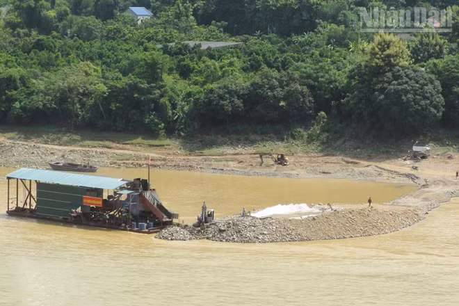 Qua kiểm tra thực tế, hoạt động của chiếc tàu cuốc cách vị trí mỏ được cấp phép là 512,43m. (Ảnh: QUỐC TUẤN)
