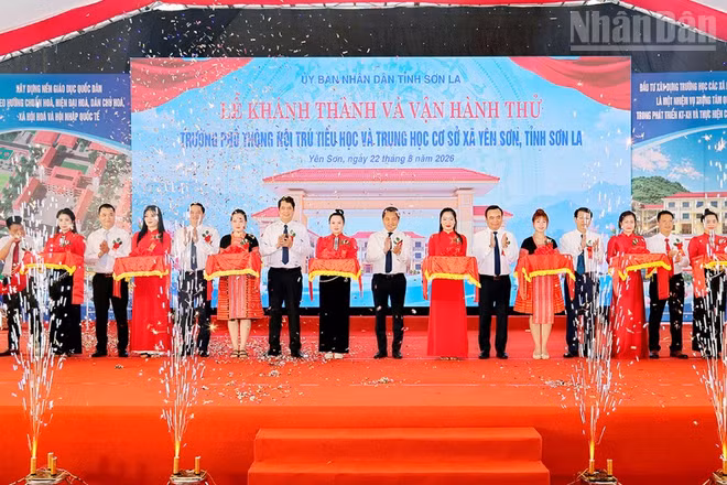 Các đại biểu cắt băng khánh thành và vận hành thử Trường phổ thông nội trú Tiểu học và Trung học cơ sở tại xã Yên Sơn. (Ảnh: QUỐC TUẤN)