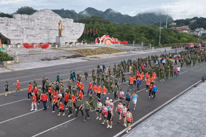 Tại Sơn La có gần 30.000 người tham gia hưởng ứng hoạt động đi bộ “Cùng Việt Nam tiến bước”. (Ảnh: QUỐC TUẤN)
