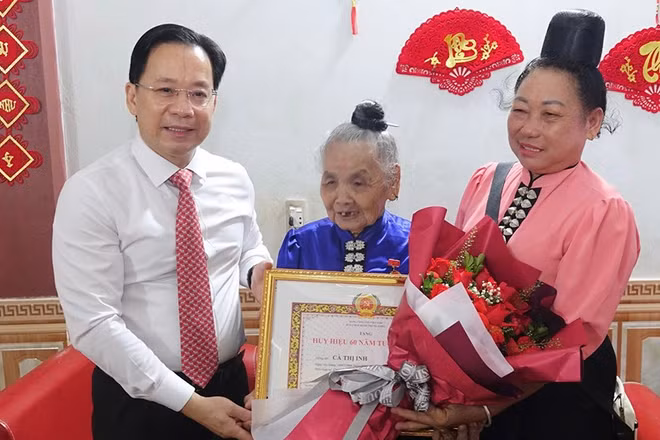 Đồng chí Hoàng Văn Nghiệm, Ủy viên Trung ương Đảng, Bí thư Tỉnh ủy Sơn La trao Huy hiệu 60 năm tuổi Đảng cho đảng viên Cà Thị Inh, Chi bộ tổ dân phố 3, phường Chiềng An. (Ảnh: QUỐC TUẤN)