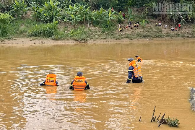 Các lực lượng tham gia tìm kiếm nạn nhân mất tích.