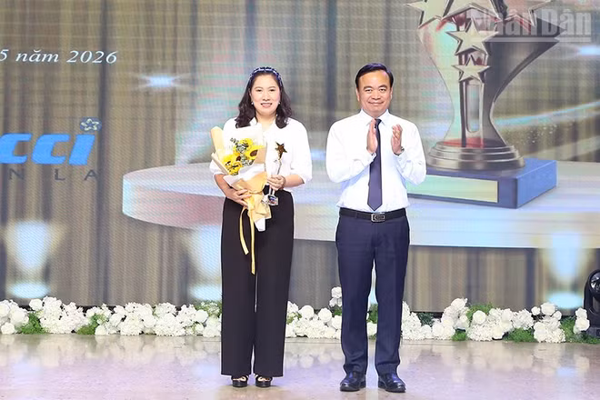 Đồng chí Hà Trung Chiến, Phó Chủ tịch Thường trực Ủy ban nhân dân tỉnh Sơn La trao cúp vinh danh và tặng hoa chúc mừng Sở Văn hóa, Thể thao và Du lịch, đơn vị dẫn đầu bảng xếp hạng DCCI năm 2025.
