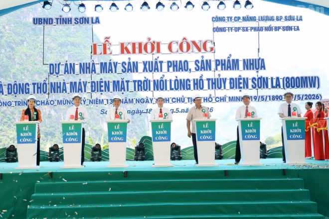 Các đại biểu thực hiện nghi thức khởi công Nhà máy sản xuất phao, sản phẩm nhựa và động thổ dự án điện mặt trời nổi lòng hồ thủy điện Sơn La.