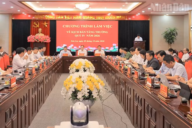 Các đồng chí Hoàng Văn Nghiệm, Ủy viên Trung ương Đảng, Bí thư Tỉnh ủy; Lò Minh Hùng, Phó Bí thư Thường trực Tỉnh ủy, Chủ tịch Hội đồng nhân dân tỉnh; Nguyễn Đình Việt, Chủ tịch Ủy ban nhân dân tỉnh dự và chỉ đạo hội nghị. (Ảnh: QUỐC TUẤN)