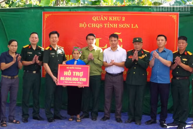 Lãnh đạo Bộ Chỉ huy Quân sự tỉnh Sơn La chuyển trao tiền hỗ trợ xây dựng nhà tình nghĩa cho gia đình thân nhân liệt sĩ. (Ảnh: THỌ SƠN)