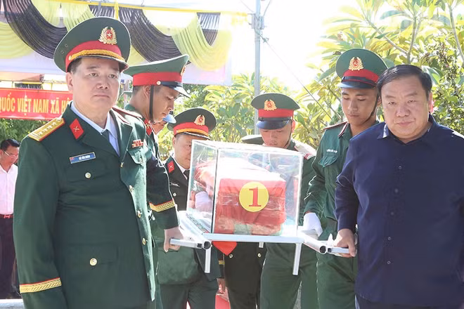 Lễ truy điệu và an táng hài cốt 2 liệt sĩ tại Nghĩa trang Liệt sĩ xã Sông Mã, tỉnh Sơn La. (Ảnh: PHAN THẢO)