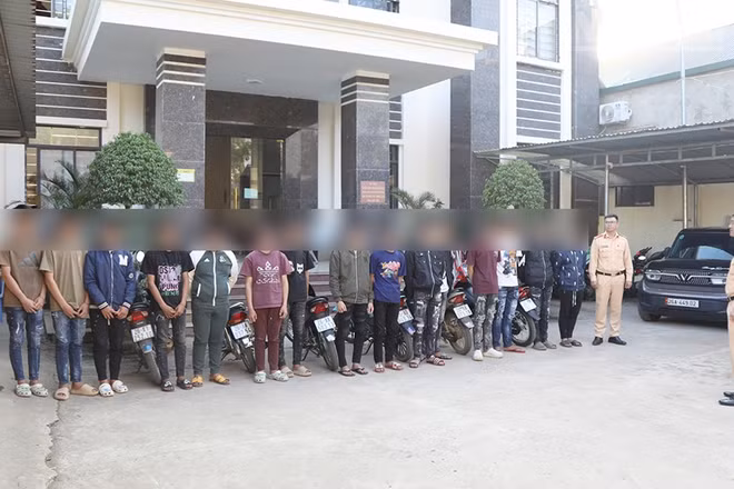 Lực lượng Cảnh sát giao thông Sơn La xử lý các trường hợp vi phạm trật tự, an toàn giao thông liên quan vụ gây rối trật tự công cộng, hủy hoại tài sản. (Ảnh: TRUNG HIẾU)