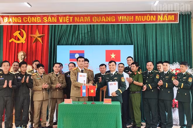 Trạm kiểm soát Biên phòng Pu Hao, Đồn Biên phòng Mường Lạn, Ban Chỉ huy Bộ đội Biên phòng tỉnh Sơn La, Việt Nam ký kết nghĩa với Trạm kiểm soát Công an Ka Lang, nước bạn Lào. (Ảnh: QUÀNG HÙNG)