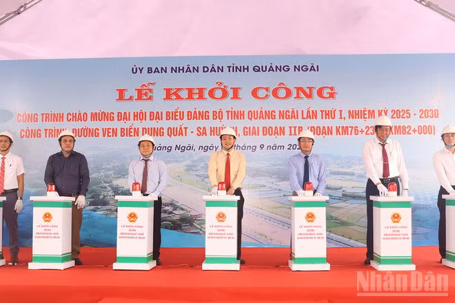 Thực hiện nghi thức khởi công công trình đường ven biển Dung Quất-Sa Huỳnh, giai đoạn IIb, đoạn Km76+230-Km82+000.