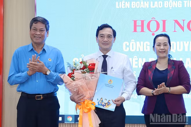 Lãnh đạo Tổng Liên đoàn Lao động Việt Nam và Tỉnh ủy Quảng Ngãi trao Quyết định và tặng hoa chúc mừng đồng chí Đinh Quốc Tuấn. 