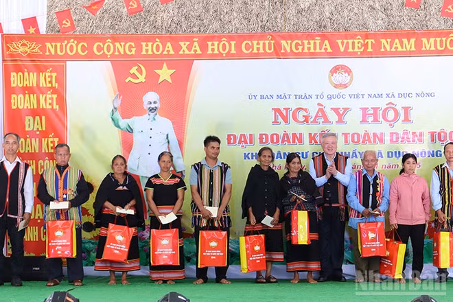 Phó Thủ tướng Thường trực Chính phủ Nguyễn Hòa Bình tặng quà cho người dân thôn Chả Nhầy, xã biên giới Dục Nông.