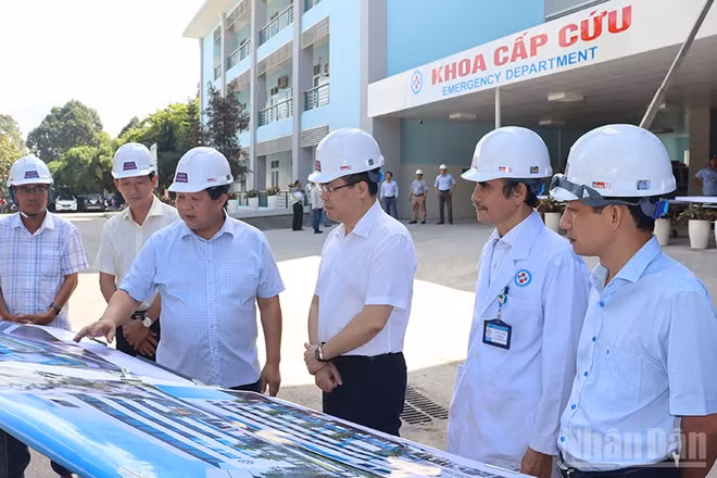 Chủ tịch Ủy ban nhân dân tỉnh Quảng Ngãi Nguyễn Hoàng Giang nghe chủ đầu tư báo cáo tiến độ dự án sửa chữa, nâng cấp Bệnh viện đa khoa tỉnh Quảng Ngãi.