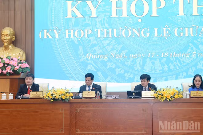 Các đồng chí Thường trực Hội đồng nhân dân tỉnh Quảng Ngãi điều hành phiên chất vấn và trả lời chất vấn.