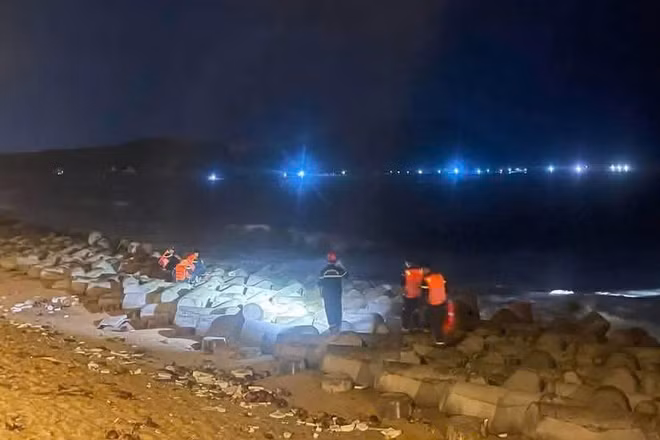 Lực lượng chức năng và người dân xuyên đêm tìm kiếm cháu trai bị mất tích khi tắm biển tại phường Sa Huỳnh.