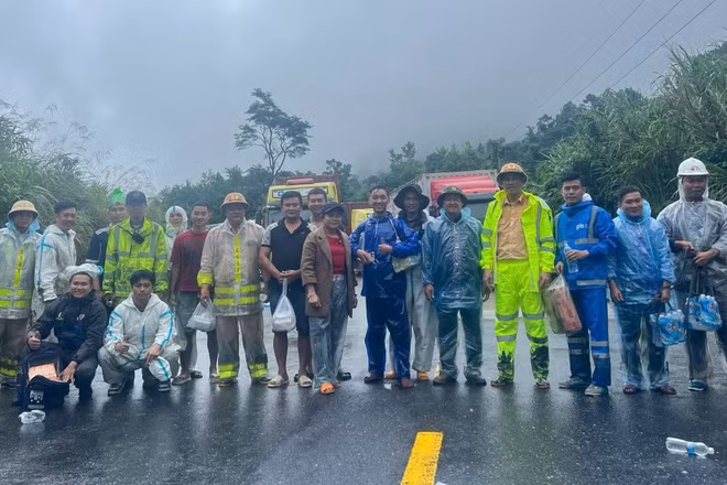 Được tiếp tế thực phẩm, nước uống, người dân bị mắc kẹt tại đèo Lò Xo đều cảm thấy ấm lòng. (Ảnh: Cảnh sát giao thông Công an tỉnh Quảng Ngãi cung cấp)