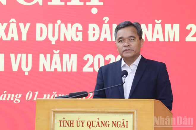 Đồng chí Hồ Văn Niên, Ủy viên Trung ương Đảng, Bí thư Tỉnh ủy Quảng Ngãi phát biểu chỉ đạo hội nghị.