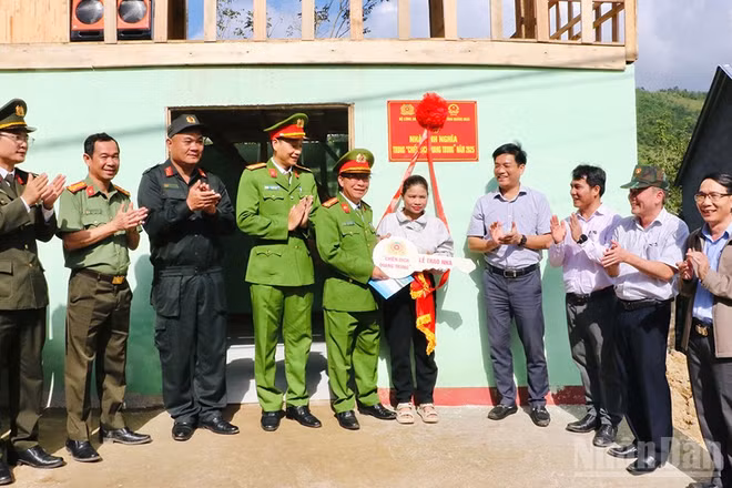 Nghi thức bàn giao nhà trong “Chiến dịch Quang Trung” cho hộ gia đình bà Đinh Thị Vôn, trú tại thôn Huy Măng, xã miền núi Sơn Tây (Quảng Ngãi).