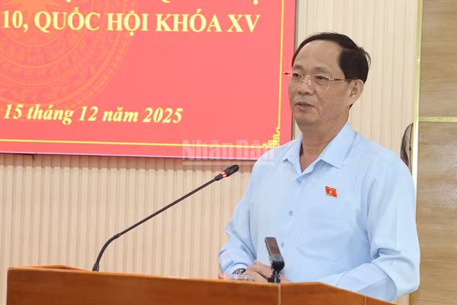 Phó Chủ tịch Quốc hội Trần Quang Phương phát biểu tại buổi tiếp xúc cử tri phường Đức Phổ.
