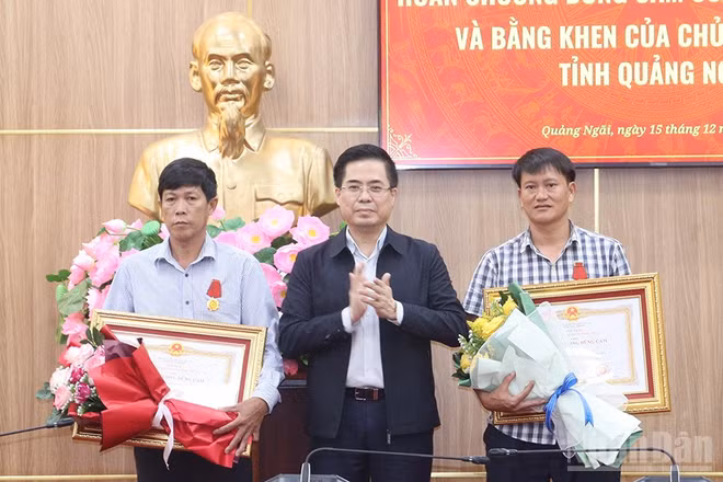 Chủ tịch Ủy ban nhân dân tỉnh Quảng Ngãi Nguyễn Hoàng Giang trao Huân chương Dũng cảm của Chủ tịch nước tặng thưởng cho 2 công dân đặc khu Lý Sơn.
