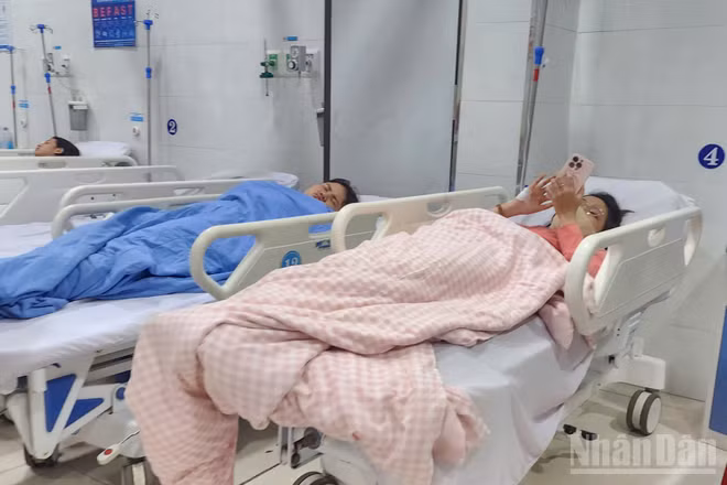 Các bệnh nhân bị ngộ độc thực phẩm nhập viện sau khi ăn bánh mì Hồng Vân.