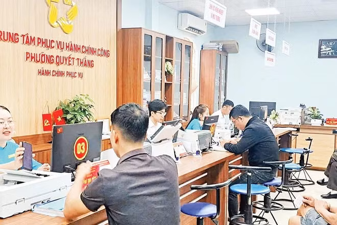 Công dân đến Trung tâm Phục vụ hành chính công phường Quyết Thắng giải quyết các thủ tục hành chính (Ảnh HẰNG NGA)