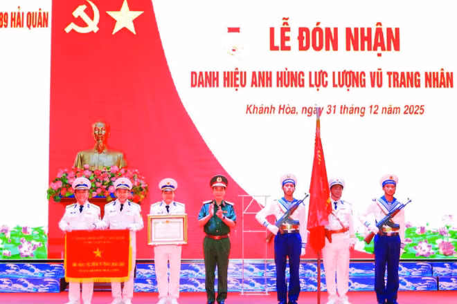 Đại tướng Phan Văn Giang, Ủy viên Bộ Chính trị, Phó Thủ tướng Chính phủ, Phó Bí thư Quân ủy Trung ương, Bộ trưởng Quốc phòng trao danh hiệu Anh hùng Lực lượng vũ trang nhân dân tặng Lữ đoàn 189 (Ảnh CTV)