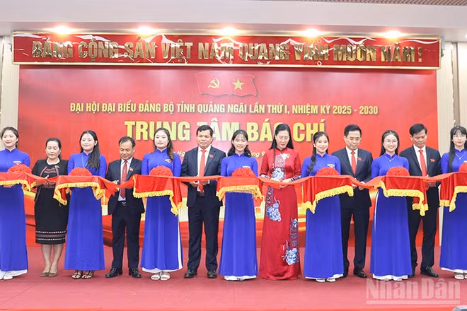 Lãnh đạo tỉnh Quảng Ngãi thực hiện nghi thức cắt băng khai trương Trung tâm Báo chí phục vụ Đại hội đại biểu Đảng bộ tỉnh Quảng Ngãi lần thứ nhất, nhiệm kỳ 2025-2030. 