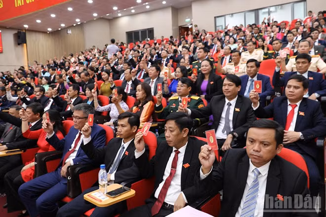 Các đại biểu biểu quyết thông qua Nghị quyết Đại hội đại biểu Đảng bộ tỉnh Quảng Ngãi nhiệm kỳ 2025-2030.