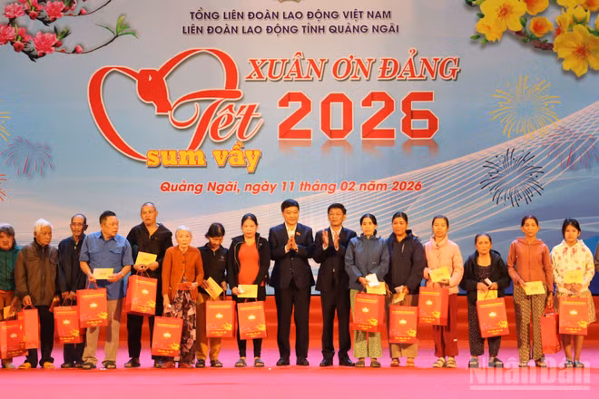 Những phần quà của chương trình “Tết Sum vầy Xuân ơn Đảng” không chỉ mang ý nghĩa hỗ trợ vật chất, mà còn là sự động viên tinh thần, củng cố niềm tin, để người lao động yên tâm làm việc, gắn bó với doanh nghiệp, với địa phương.