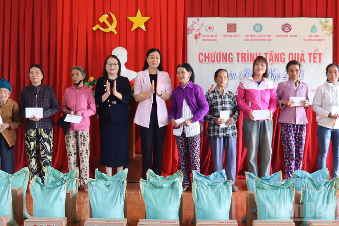 Đồng chí Bùi Thị Quỳnh Vân, Ủy viên Trung ương Đảng, Phó Trưởng Ban Tổ chức Trung ương trao quà Tết cho hộ nghèo, cận nghèo, hộ có hoàn cảnh khó khăn, hộ bị thiệt hại do thiên tai ở xã Bình Minh.