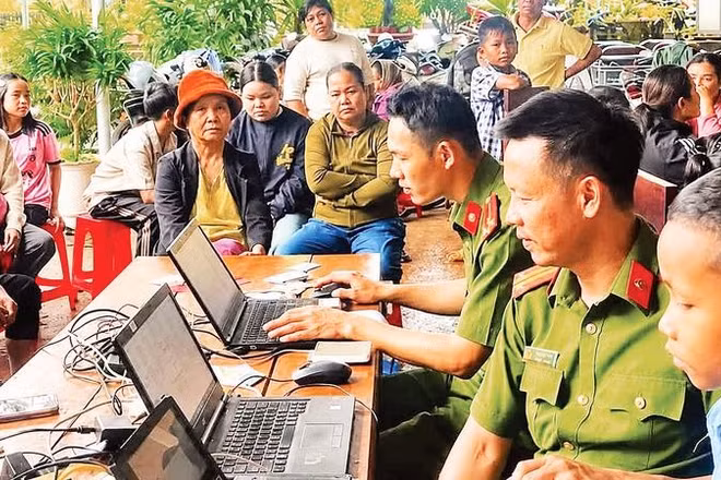 Lực lượng công an xã hỗ trợ người dân thực hiện thủ tục cấp căn cước, cập nhật và chuẩn hóa dữ liệu dân cư ngay từ cơ sở.