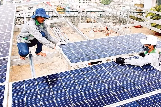 Công nhân lắp đặt điện mặt trời tại Thành phố Hồ Chí Minh.