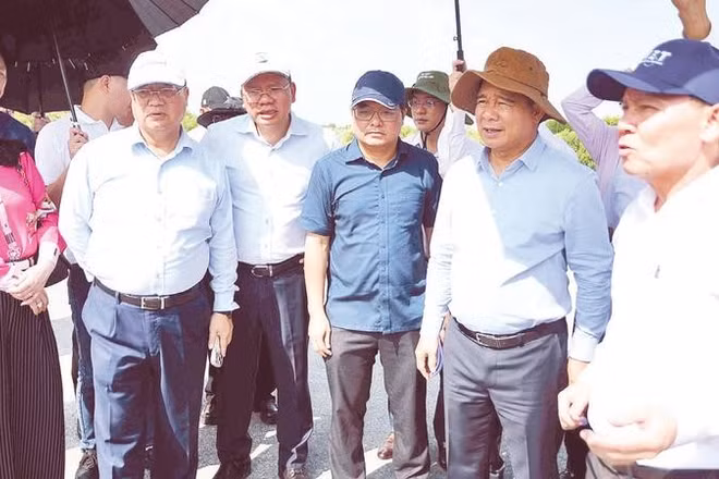 Chủ tịch Ủy ban nhân dân Thành phố Hồ Chí Minh Nguyễn Văn Được (thứ hai từ phải sang) nghe báo cáo về dự án Nhà máy điện LNG Long Sơn.
