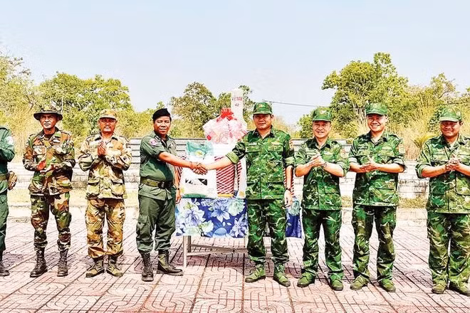 Bộ đội Biên phòng tỉnh Đắk Lắk thăm hỏi, tặng quà lực lượng bảo vệ biên giới tỉnh Mondulkiri.