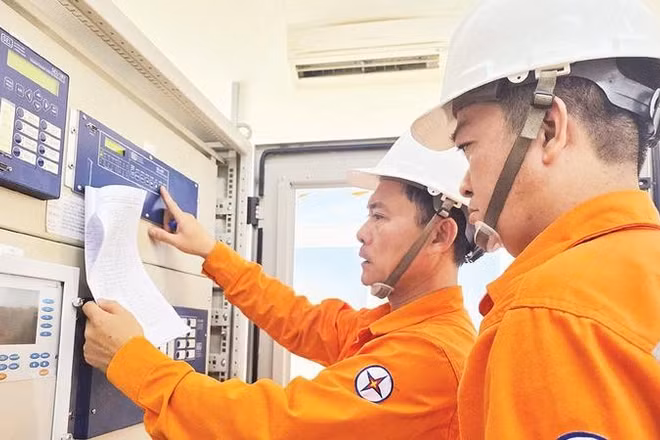 Công nhân Công ty Điện lực Đắk Lắk triển khai các phương án bảo đảm an toàn điện trong những tháng mưa, bão cuối năm 2026 (Ảnh CÔNG LÝ)