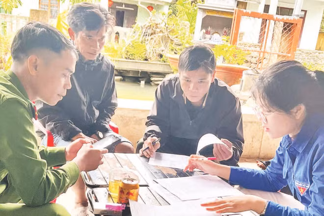 Tổ lưu động thu thập thông tin về đất đai phường Hải Vân triển khai chiến dịch.