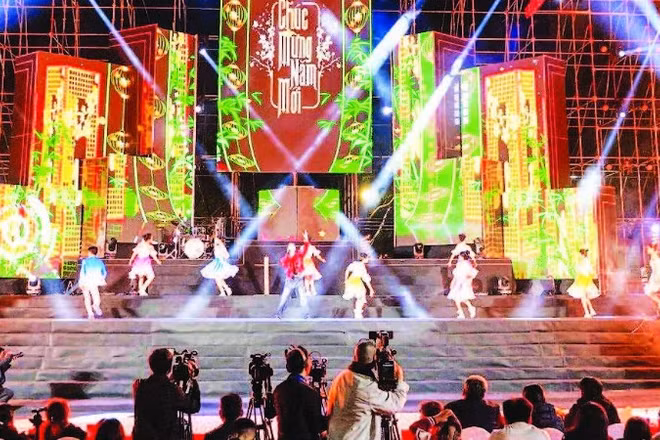 Một tiết mục trong Chương trình chào năm mới 2026 do Sở Văn hóa, Thể thao và Du lịch tỉnh Đắk Lắk tổ chức. (Ảnh CÔNG LÝ)