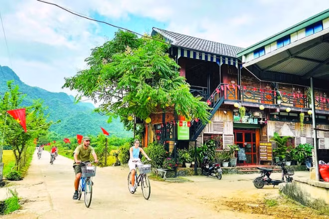 Du khách Tây rất thích thú với du lịch trải nghiệm tại bản Lác.