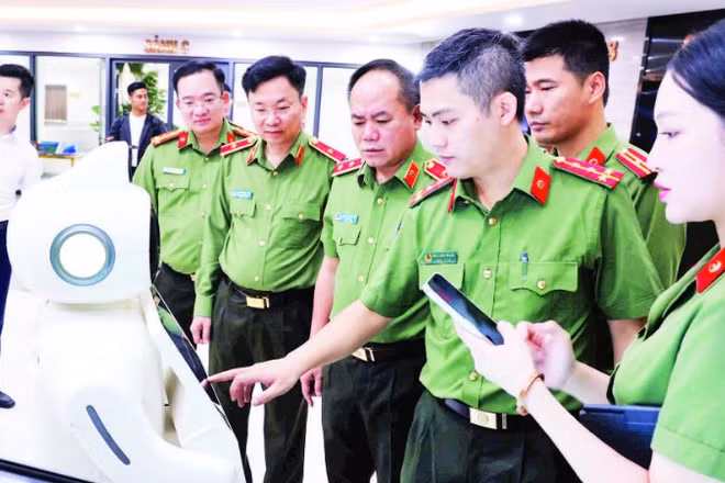Cán bộ, chiến sĩ Công an Hà Nội tham quan mô hình Trợ lý ảo Chatbot AI và Tổng đài viên AI.