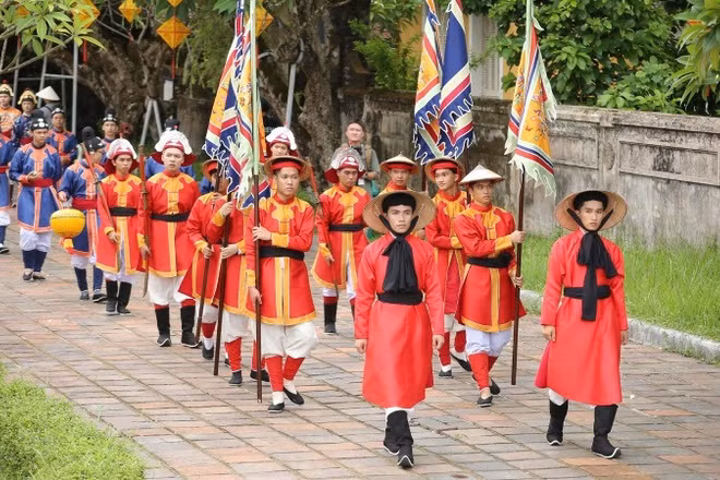 Điểm nhấn của chương trình là đoàn bộ hành trong trang phục Việt cổ thực hiện đám rước. (Ảnh: Hữu Hân)