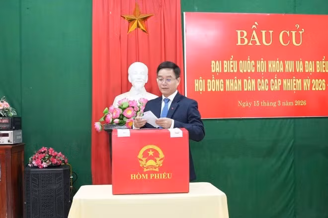 Đồng chí Bí thư thành ủy Huế thực hiện quyền công dân.