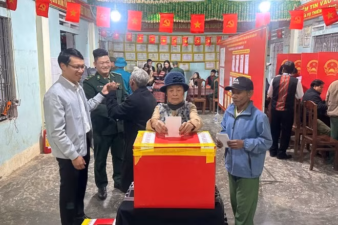 Đồng bào vùng cao A Lưới, thành phố Huế bỏ phiếu bầu. 