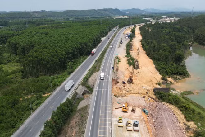 Tuyến cao tốc Cam Lộ-La Sơn (hai làn xe) đang vừa khai thác vừa thi công mở rộng lên bốn làn.