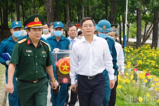 Bí thư thành ủy Huế thăm, động viên các lực lượng tham gia chiến dịch 500 ngày đêm ở Nghĩa trang liệt sĩ thành phố Huế.