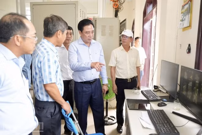 Ông Nguyễn Khắc Toàn, Chủ tịch Ủy ban nhân dân thành phố Huế yêu cầu triển khai ngay các giải pháp bảo đảm nguồn nước sinh hoạt cho người dân.