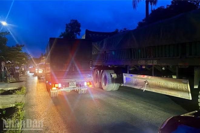 Xe tải lớn đậu đỗ một nửa lòng đường Hồ Chí Minh, nửa còn lại không đủ lưu thông hai làn nên thường xuyên bị ách tắc.